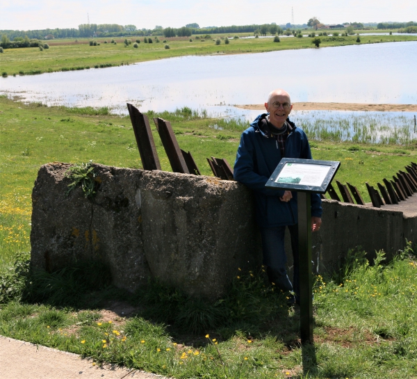 Tankwal aan de Leuvensedijk bij de Jezuietenwaai voorzien van informatiebord