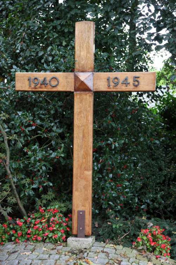 Onthulling namenmonument 1940-1945 aan de Burg. van Dorth tot Medlerstraat in Duiven